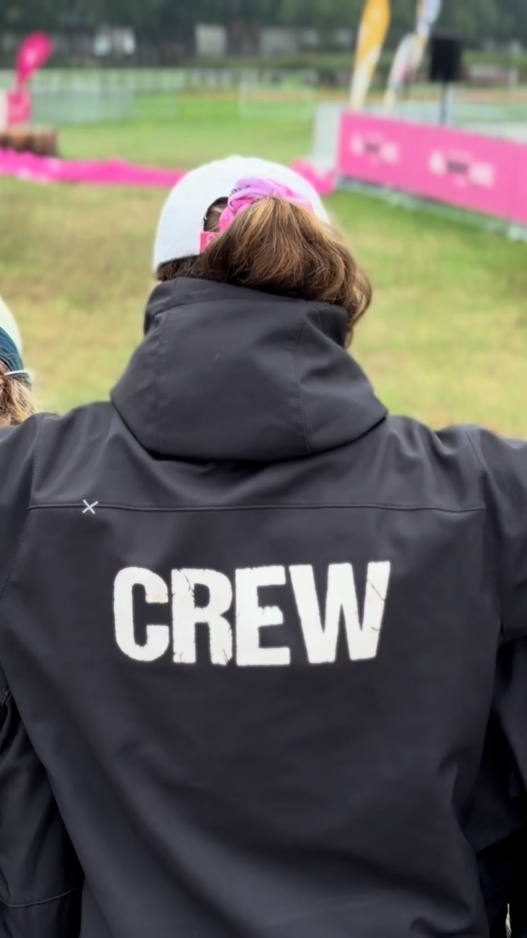Unsere Crew ist da, bevor die ersten Muddy Angels starten – und bleibt, wenn längst alle im Ziel sind. 💕

Ihr baut auf, schleppt, improvisiert, feuert an, tanzt, lacht und gebt an jedem Eventtag alles. 🙌✨

Was vorne nach Spaß, Schlamm und Gänsehaut aussieht, beginnt mit euch hinter den Kulissen.

Hinter jedem Muddy-Moment steckt unsere Crew.
Danke für diese besondere Saison 2026! 💖🥳

#muddyangelrun #crewliebe
